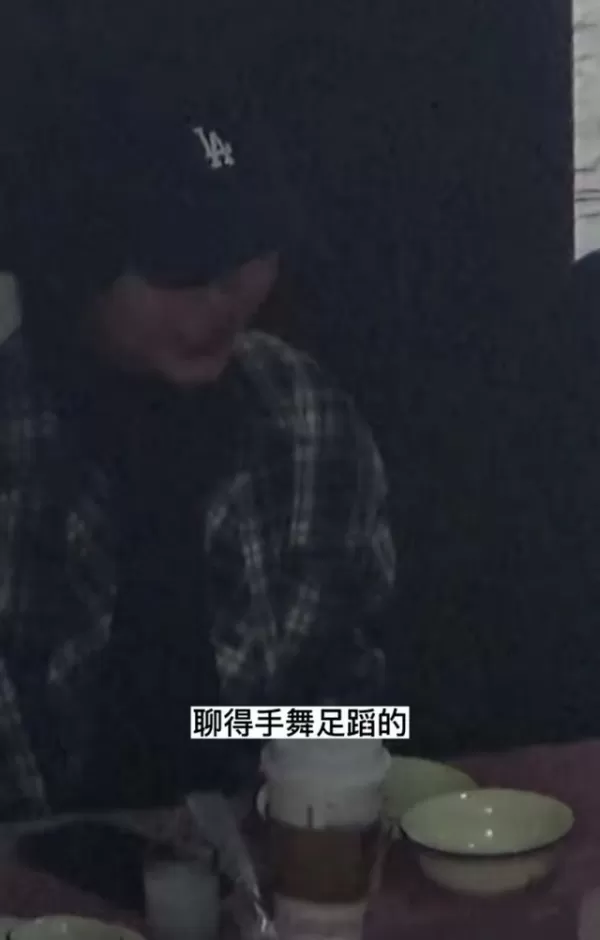 童颜女星谭松韵聚会被揩油 被猥琐男强行搂抱 双手紧贴尴尬位置