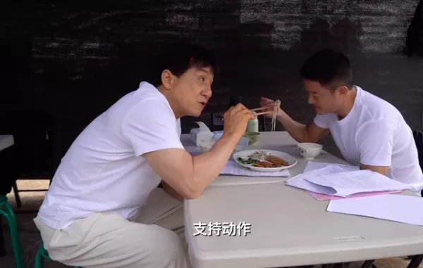 成龙吴京合作新戏在片场同吃一份盒饭 米粒掉桌上捡起来吃