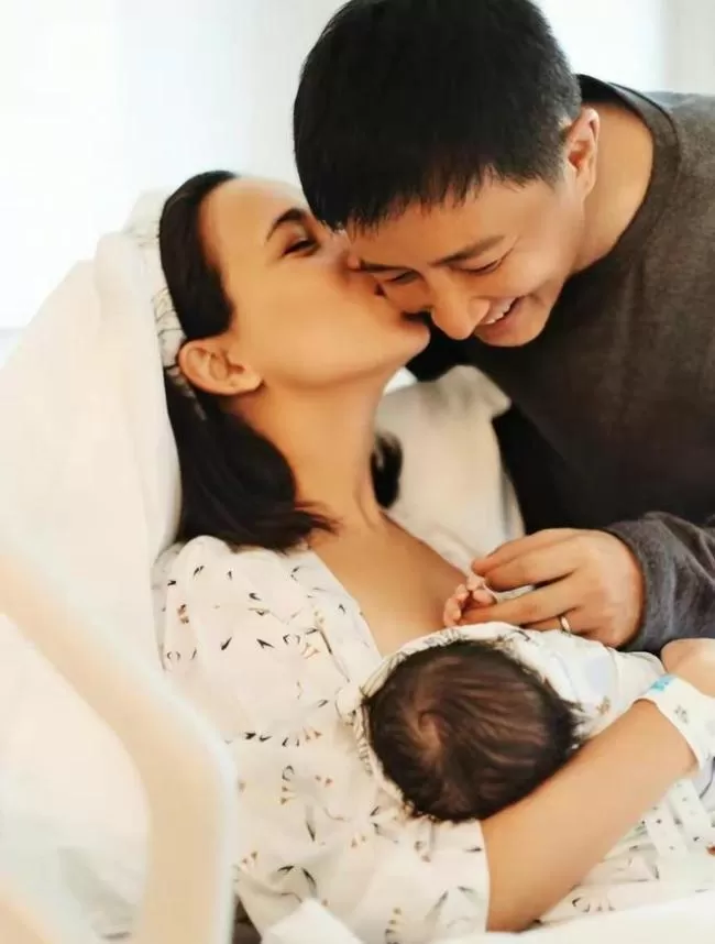 首次曝光 韩庚和卢靖姗的女儿叫Junior