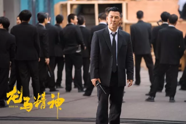 《龙马精神》全阵容剧照欢乐十足 成龙被剧本感动