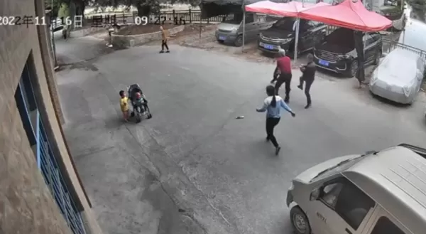 警方回应潮州女子当街被猥亵:人已控制疑有精神疾病