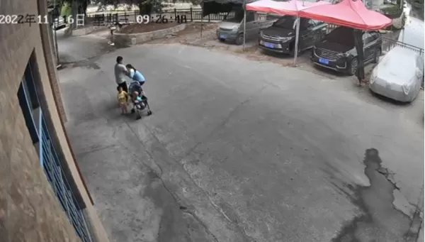 警方回应潮州女子当街被猥亵:人已控制疑有精神疾病