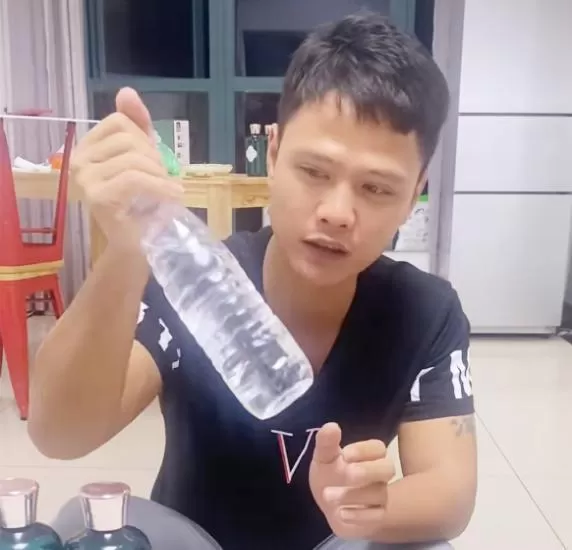 寻亲网红黄贵是强奸犯 直播卖卫生巾遭质疑