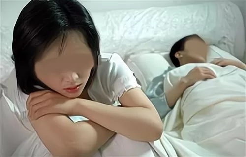 大妈和小鲜肉约会被抓现行 不认错还嘲讽丈夫：他比你强多了