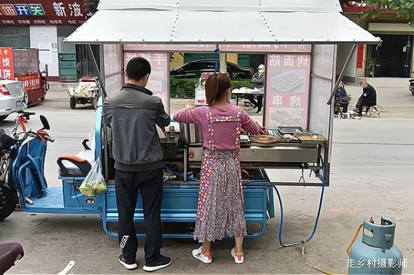 大妈和小鲜肉约会被抓现行 不认错还嘲讽丈夫：他比你强多了