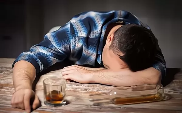 大妈和小鲜肉约会被抓现行 不认错还嘲讽丈夫：他比你强多了