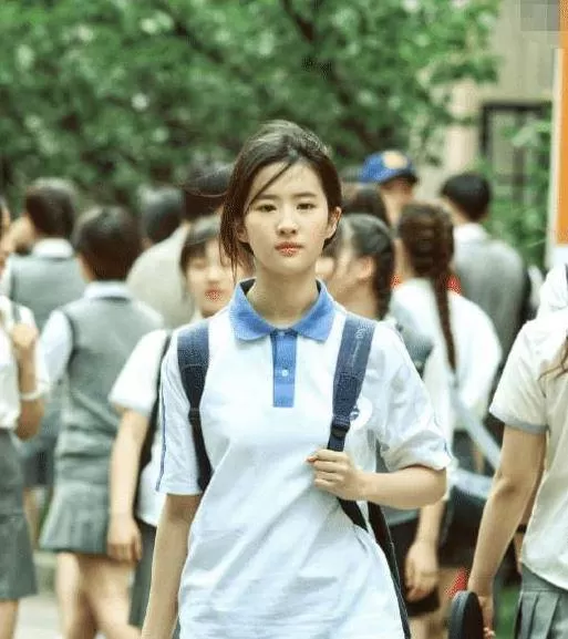 刘亦菲上学时为啥没有人追 当看到她的学生照后 网友：这谁敢追