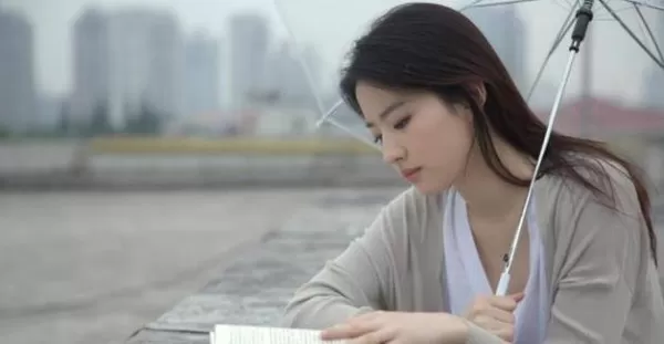 刘亦菲上学时为啥没有人追 当看到她的学生照后 网友：这谁敢追