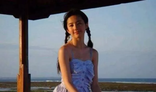 刘亦菲上学时为啥没有人追 当看到她的学生照后 网友：这谁敢追