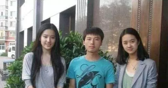 刘亦菲上学时为啥没有人追 当看到她的学生照后 网友：这谁敢追