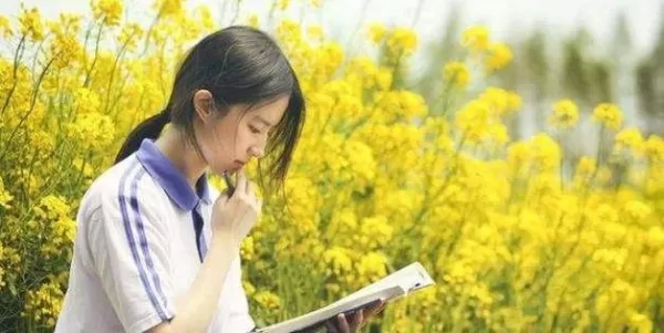 刘亦菲上学时为啥没有人追 当看到她的学生照后 网友：这谁敢追