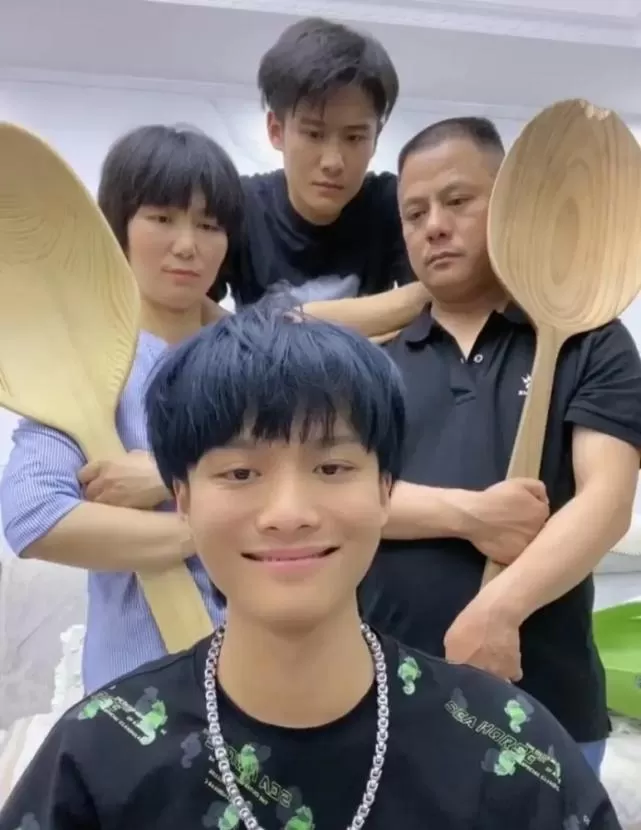 网红小杨哥的爸爸私密视频到底是这么回事