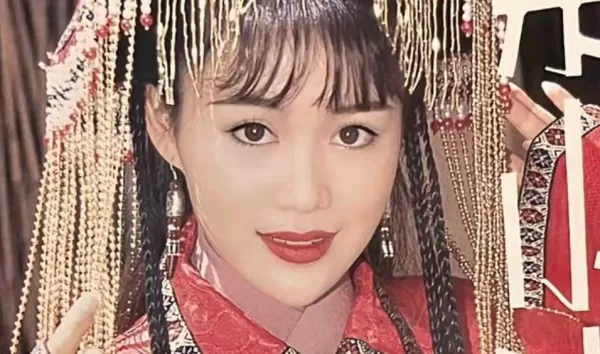 52岁梁小冰现身小场合商演 要人搀扶肥到难辨认 曝出场费要10万