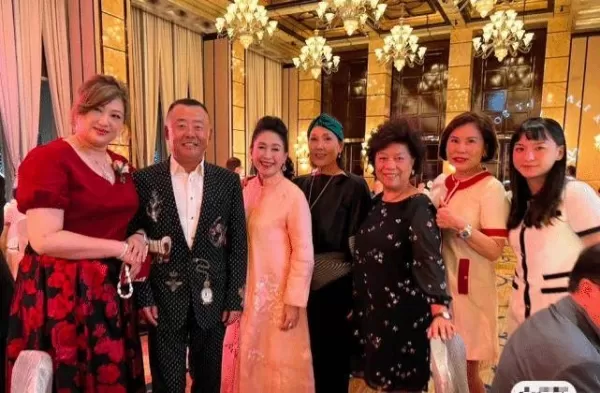 周立波现身名流宴会成香饽饽 被富婆争相拍照 人气比曾志伟还高