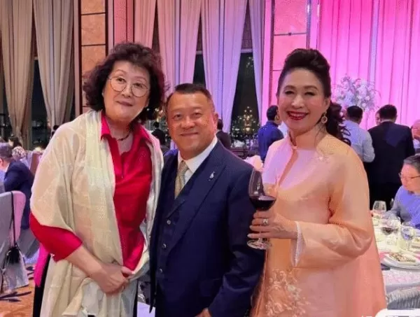 周立波现身名流宴会成香饽饽 被富婆争相拍照 人气比曾志伟还高