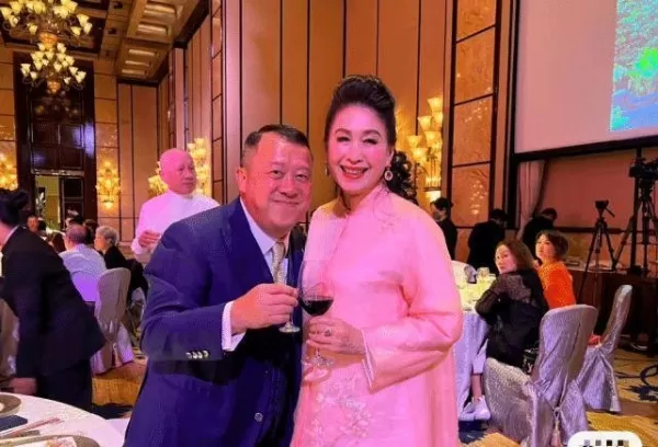 周立波现身名流宴会成香饽饽 被富婆争相拍照 人气比曾志伟还高