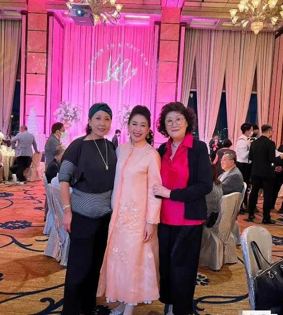 周立波现身名流宴会成香饽饽 被富婆争相拍照 人气比曾志伟还高