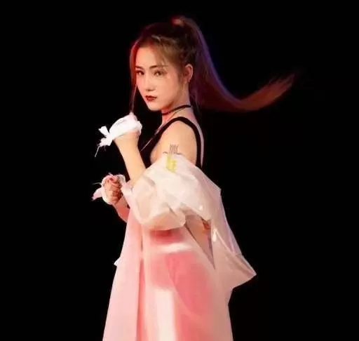 网红法克儿疑被劈腿 5月官宣恋情现在控诉男方不忠