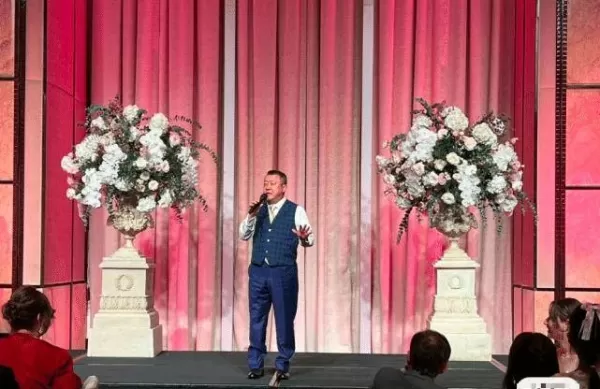 周立波现身名流宴会成香饽饽 被富婆争相拍照 人气比曾志伟还高