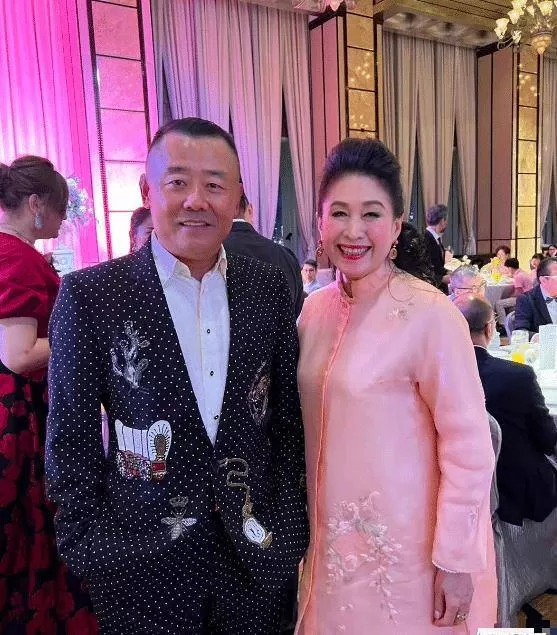 周立波现身名流宴会成香饽饽 被富婆争相拍照 人气比曾志伟还高