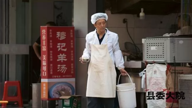 《县委大院》首发剧照 胡歌张新成等干部造型曝光