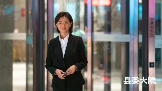 《县委大院》首发剧照 胡歌张新成等干部造型曝光