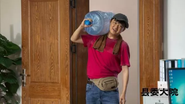 《县委大院》首发剧照 胡歌张新成等干部造型曝光