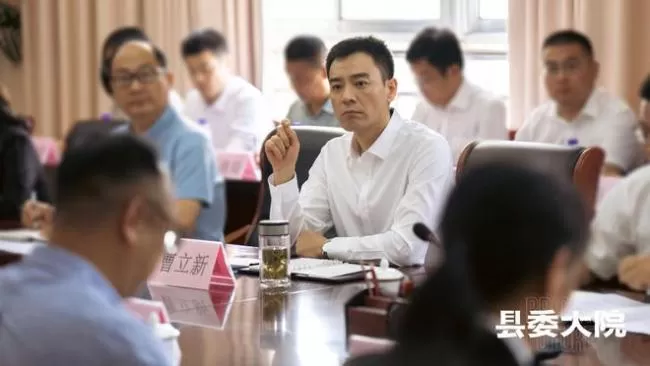 《县委大院》首发剧照 胡歌张新成等干部造型曝光