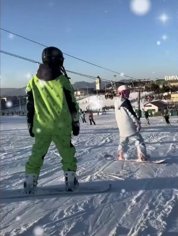 曝贾乃亮李小璐复合一家三口同时间现身滑雪场 被疑共进晚餐