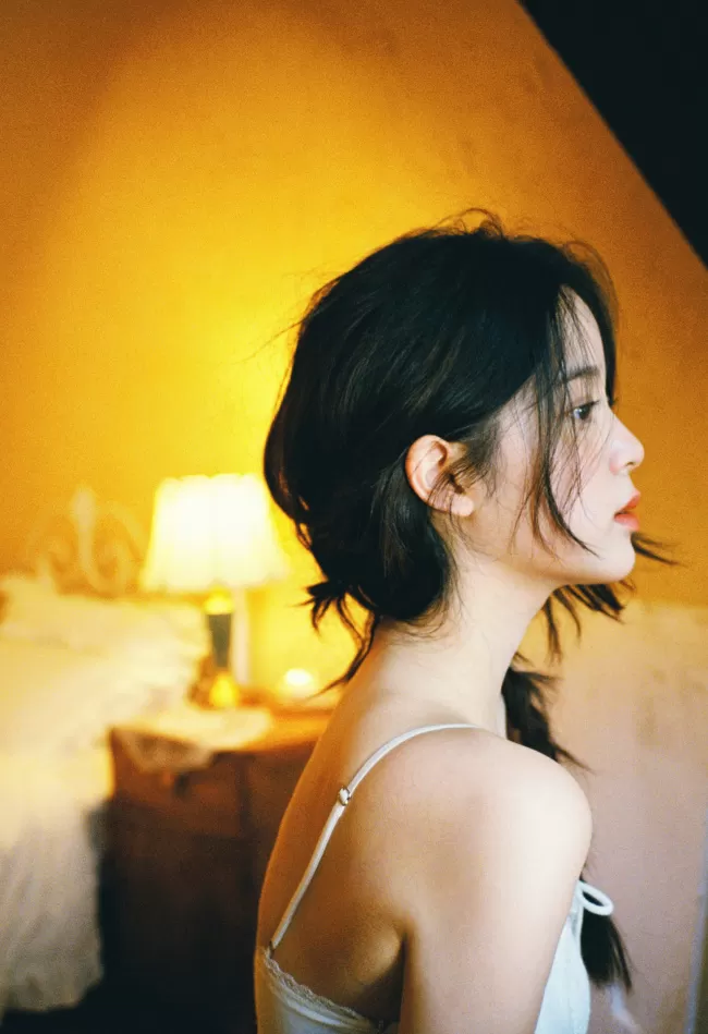 欧阳娜娜纯欲风写真 穿白色睡裙发丝凌乱显慵懒