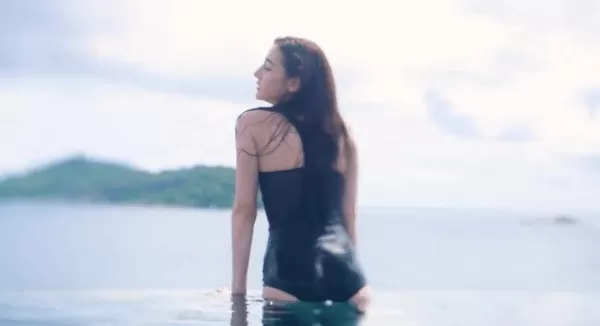 有一种时尚叫迪丽热巴的泳衣 从水里站起来那一刻 这身材让人嫉妒