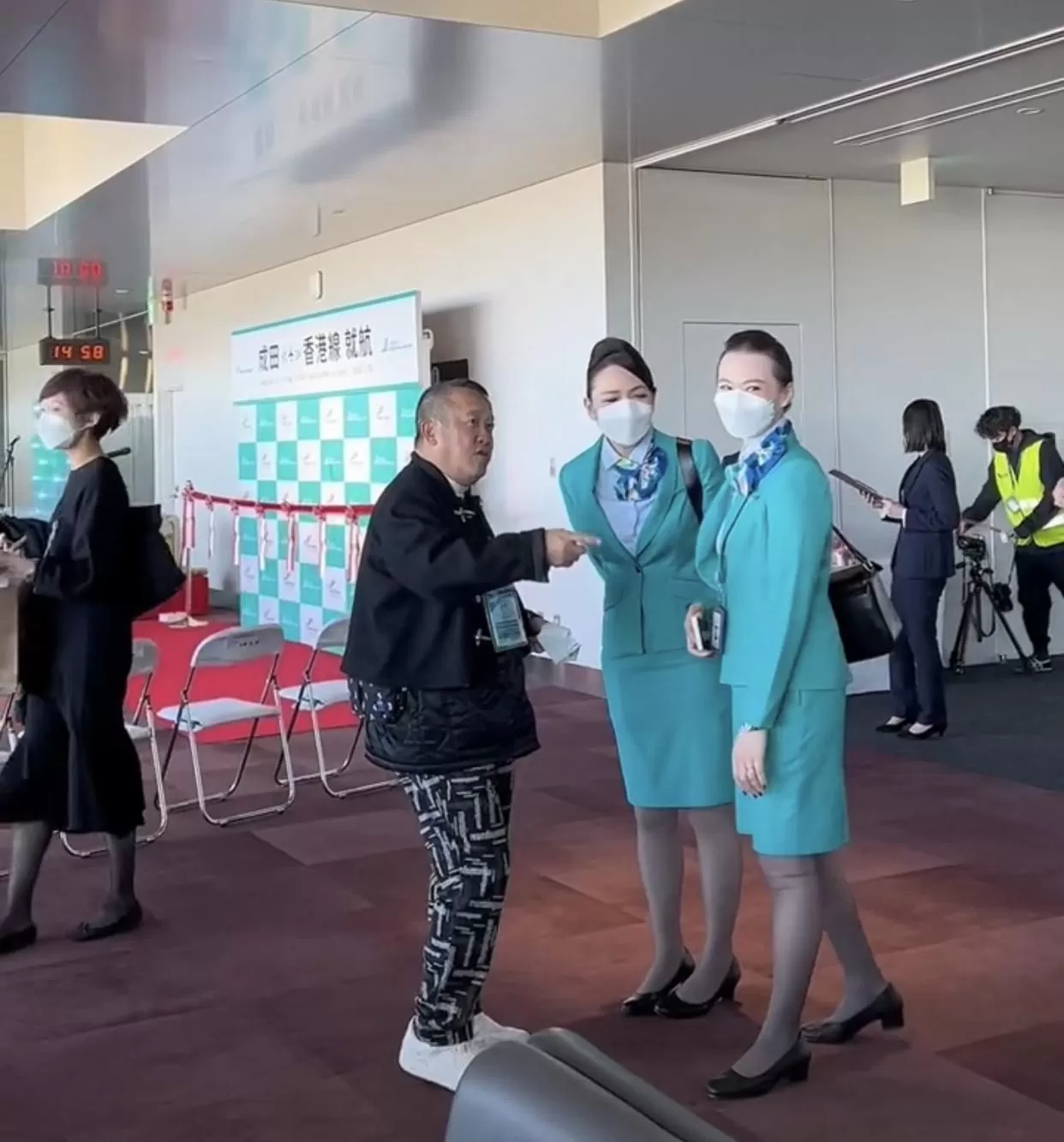 曾志伟在日本与空姐热聊 主动搂女粉肩膀引争议 