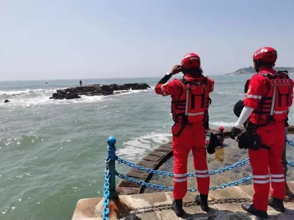 为救8名游客 青岛一志愿者浸入海水当“人桥”