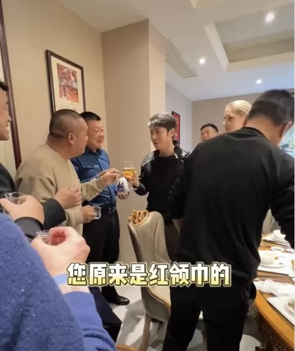 撒贝宁带妻子参加聚会 李白穿紧身裤身材火辣 举杯喝酒显尴尬