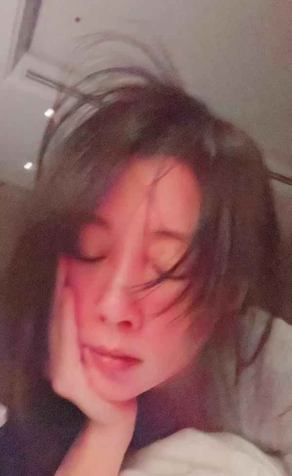 殷桃深夜发醉酒照片 全脸通红尽显妩媚