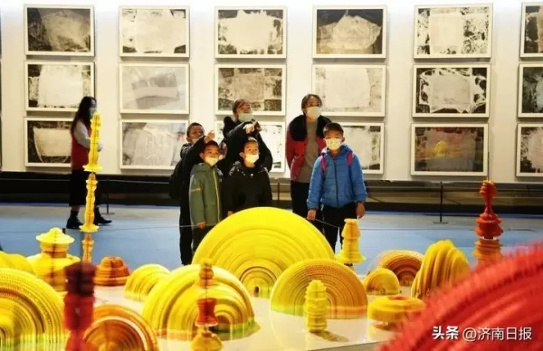 两大＂网红＂玩转双年展 实地揭秘山东美术馆为何走红
