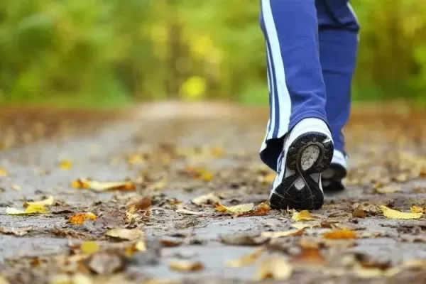 走路快和走路慢的人谁更长寿 英国研究：二者或相差15年寿命