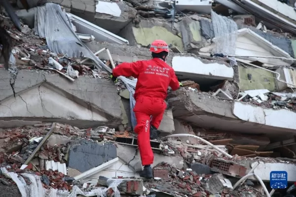 人民网评土耳其救援    灾难面前生命至上没有国界
