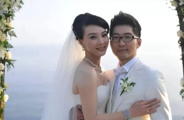 陈数和猛男亲密牵手照曝光  结婚十几年为继子不育却被戴绿帽