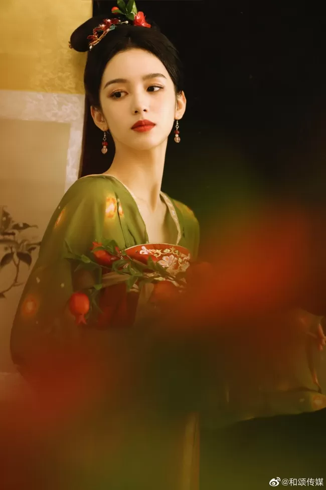 中式美 周也穿古装似画中人 怀抱琵琶清冷又娇俏