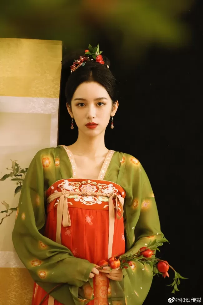 中式美 周也穿古装似画中人 怀抱琵琶清冷又娇俏