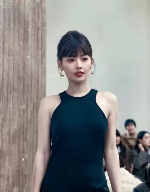 张嘉倪现身米兰时装周 十分美艳