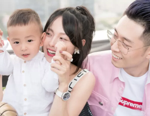 张嘉倪现身米兰时装周 十分美艳