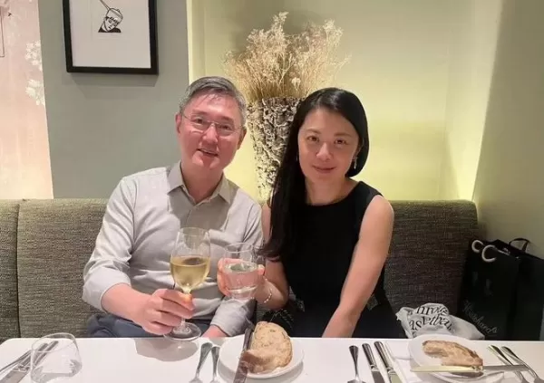 前央视主播离异定居英国 与故友聚会喝93年名酒 混血儿女颜值高