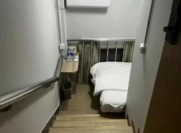 房间仅6平方米 北京某酒店推出“楼梯间房”一晚650元 官方回应：已被查封