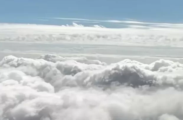 歌手黄安在4000米高空上晒华为新机：飞机上信号满格 嘴里念叨着“遥遥领先”