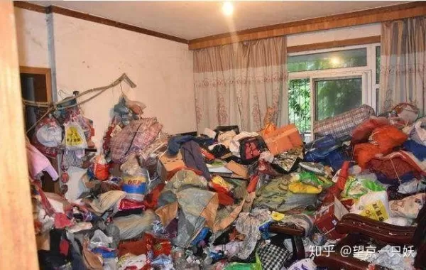 重庆一租客退租后留下满屋垃圾 墙上爬满虫子 保洁：垃圾有半人高