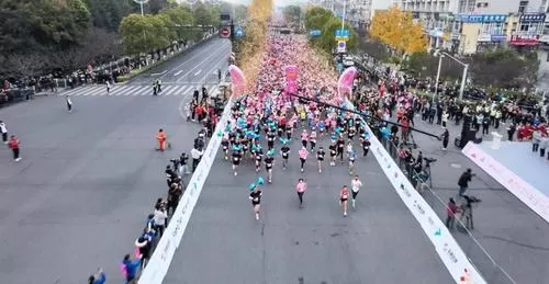 太湖马拉松男子穿拖鞋替跑获女子组第八名 官方回应：取消成绩 两年不得参加