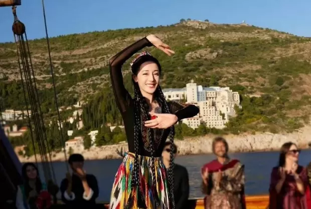 迪丽热巴新疆舞跳出了圈