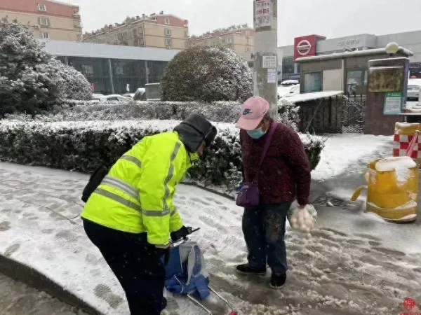 老人雪天出来买菜不慎摔倒